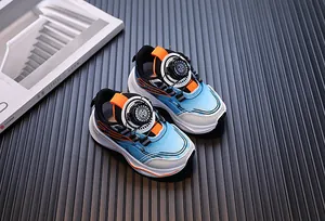 Detailansicht blauer Kleinkinder-Sneaker mit praktischem Drehverschluss