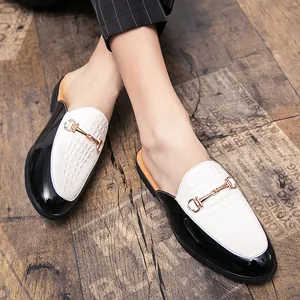 Mules en cuir pour hommes noir et blanc avec motif crocodile et détail mors doré