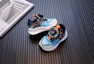 Detailansicht der blau-orangen Kleinkinder-Sportschuhe mit praktischem Drehverschluss.