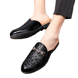 Mules élégantes en cuir noir pour hommes avec texture crocodile et boucle en métal doré