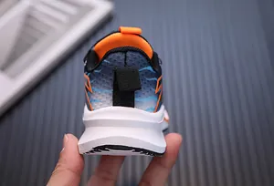 Rückansicht Details farbenfroher Kleinkind-Sneaker mit dicker weißer Sohle