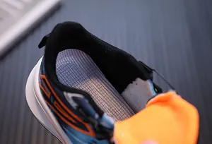 Detaillierte Makroansicht der atmungsaktiven Mesh-Einlegesohle von Kleinkind-Sportschuhen