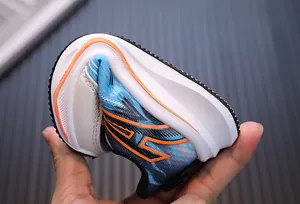 Nahaufnahme der hohen Flexibilität und elastischen Sohle dieser Kleinkinder-Sportschuhe