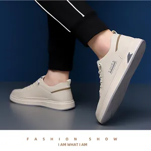 Vista detallada de las zapatillas bajas de cuero beige para hombre diseño casual