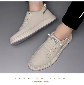 Vista superior de zapatillas slip-on de cuero beige para hombre con detalles minimalistas