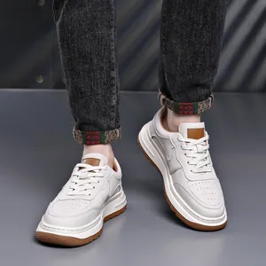 Baskets blanches décontractées pour hommes avec semelle en mousse légère.