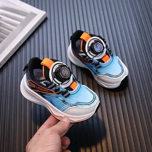 Moderne Kleinkind-Sportschuhe für 1-3 Jahre mit Drehverschluss in Blau und Orange.