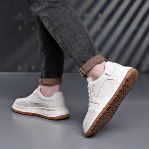 Baskets blanches élégantes pour hommes avec semelles en gomme marron pour un style décontracté