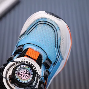 Detailaufnahme atmungsaktiver blauer Kinder-Sneaker mit praktischem Schnellverschlusssystem