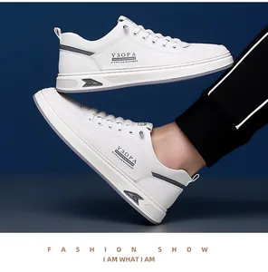 Detalle de zapatillas de cuero blanco para hombre con letras laterales de moda.