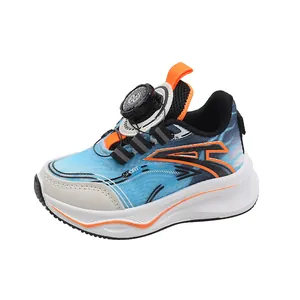 Blaue und orangefarbene Lauflernschuhe für Kleinkinder mit praktischem Drehverschluss