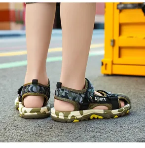Detalle de sandalias de camuflaje para niños con puntera protectora y suela blanda