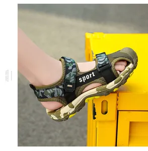 Detalle de sandalia de camuflaje para niño con puntera cerrada para actividades de verano
