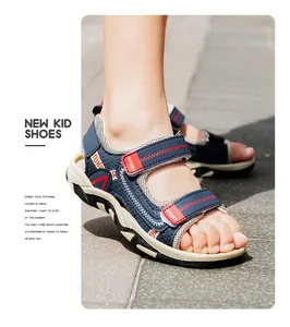 Primer plano de sandalias deportivas azul marino para niños con detalles rojos