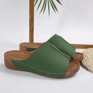 Vista laterale di sandali con zeppa verde per donna con eleganti cuciture bianche a contrasto
