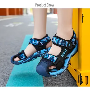 Detalle de sandalias de camuflaje azul para niños con diseño de puntera cerrada.