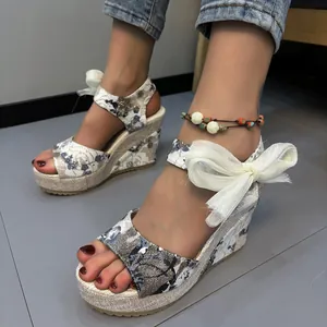 Sandalias de cuña florales con plataforma gruesa y detalle de lazo de malla blanca