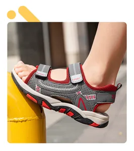 Detalle lateral de sandalias deportivas de verano para niños en gris y rojo