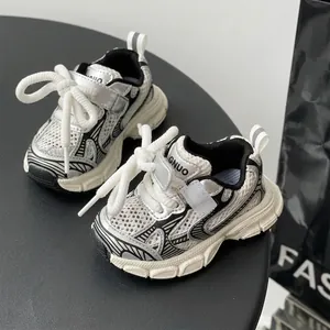 Baskets chunky pour enfants en argent et blanc avec design en maille respirante.