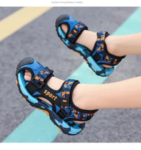 Sandalias de camuflaje para niños con malla transpirable y puntera cerrada para mayor seguridad.
