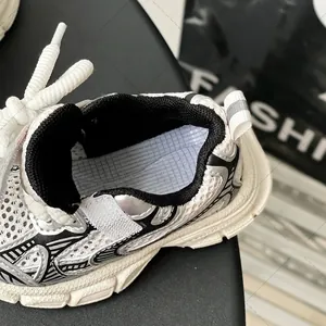 Gros plan de chaussures de sport pour enfants en maille blanche et argentée avec velcro