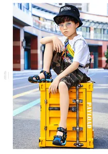 Detalle de sandalias de verano para niños con puntera cerrada y estampado de camuflaje.