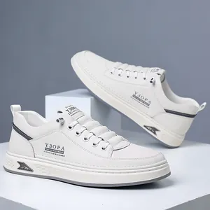 Elegantes zapatillas bajas de cuero blanco para hombre con un diseño casual slip-on