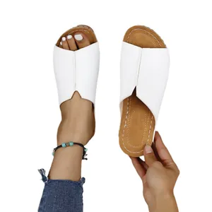 Elegante weiße Damen-Pantoletten mit Keilabsatz für den modernen lässigen Sommer-Look