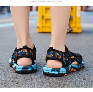 Vista trasera de sandalias de camuflaje para niños con suela de goma blanda y talón