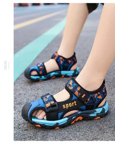 Primer plano de sandalias de camuflaje azules para niño con puntera cerrada