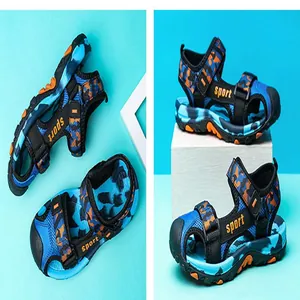 Detalle de sandalias deportivas cerradas para niño con diseño de camuflaje y suela blanda.
