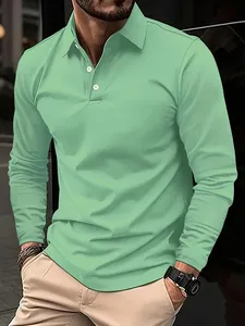 Primo piano di una polo da uomo a maniche lunghe verde menta con colletto a bottoni.