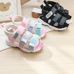 Dettaglio delle scarpe MLW per bambini con cinturini in velcro colorati e neri.