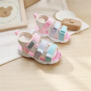 Dettaglio di sandali estivi per bambini dai colori pastello con chiusura in velcro