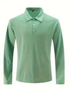 Vista dettagliata di una polo a maniche lunghe verde salvia per l'abbigliamento uomo