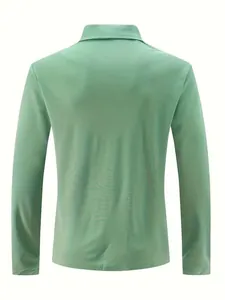 Vista posteriore dettagliata di una polo a maniche lunghe verde chiaro con trama.