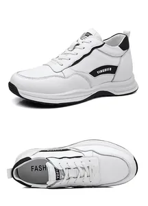 Κοντινό πλάνο λευκών sneakers με πλατφόρμα και μαύρες λεπτομέρειες.
