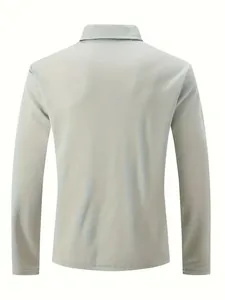 Vista posteriore di una polo a maniche lunghe grigio chiaro traspirante e leggera