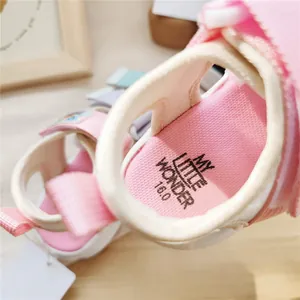 Vista macro della suola interna rosa dei sandali MLW per bambini con taglia 16.0