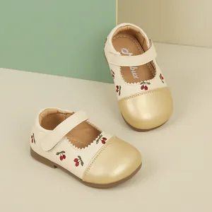 Elegante Lauflernschuhe für Mädchen in Creme mit goldener Kappe und Kirschstickerei