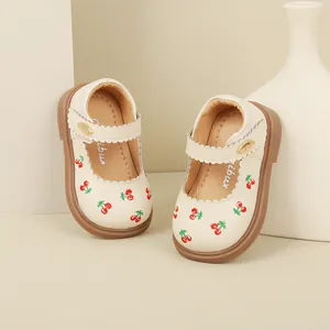 Baby Mädchen Mary Jane Schuhe in Cremeweiß mit Kirschstickerei und weicher Sohle