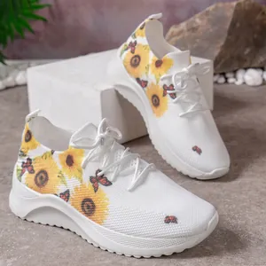 Detailansicht weißer Plateau-Sneaker mit Sonnenblumen- und Schmetterlingsprint aus Mesh-Gewebe