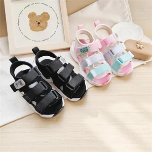 Sandali sportivi estivi per bambini in nero e colori pastello con velcro.