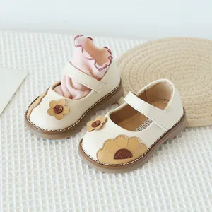 Chaussures Mary Jane pour fillettes en crème avec accents floraux et semelles souples