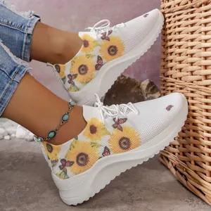 Weiße Damen-Sneaker mit dicker Sohle und Sonnenblumen-Print für den sommerlichen Freizeitlook.