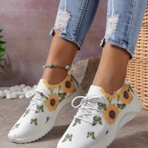 Modische weiße Sneaker mit dicker Sohle sowie lebhaften Sonnenblumen- und Schmetterlings-Prints.