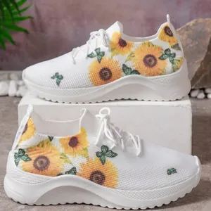 Modische Damen-Sneaker mit dicker Sohle und lebhaften Sonnenblumen-Motiven.