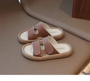 Detail von braunen Kinder-Sandalen mit Klettverschluss und LEMON-Logo auf der Innensohle