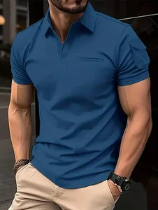 Polo azul de corte entallado para hombre con un bolsillo utilitario funcional en la manga