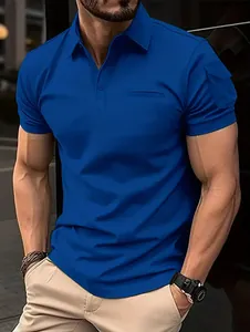 Polo azul real para hombre con bolsillo en la manga y cuello abotonado estilo casual